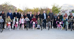Malatya'da depremzede çocuklara bisiklet dağıtıldı