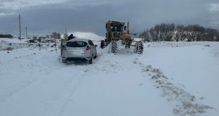 Kars'ta kapalı köy yolunda mahsur kalan 3 kişi kurtarıldı