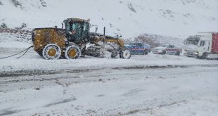 Erzurum'da jandarma ekipleri, karda mahsur kalan hastaları kurtardı