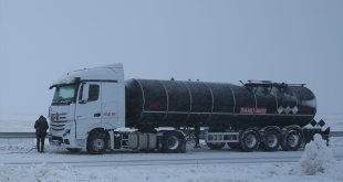 Kars'ta olumsuz hava koşulları nedeniyle tırlar yolda kaldı
