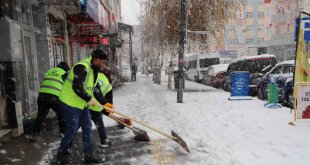 Ardahan'da karla mücadele ekipleri aralıksız çalışıyor