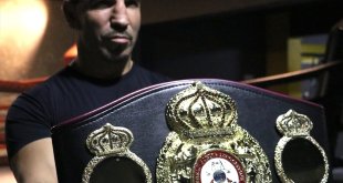 Rocky filmlerinden etkilenerek boksa başlayan Türk sporcunun dünya şampiyonluğuna uzanan öyküsü