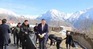 Vali Ali Çelik, öğrencilerle çöp topladı