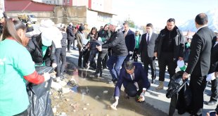 Hakkari Valisi Çelik, çöp toplama etkinliğine katıldı