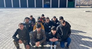 Kars'ta insan kaçakçılığından aranan şüphelinin evinde 15 düzensiz göçmen yakalandı