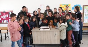 Bingöl'de jandarma ekiplerinden öğretmenlere sürpriz kutlama