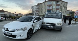 Elazığ'da otomobille kamyonetin çarpışması sonucu 4 kişi yaralandı