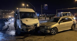 Elazığ'da minibüs ile otomobilin çarpıştığı kazada 5 kişi yaralandı