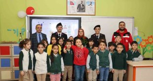 Jandarmadan şehit yakını öğretmenlere ziyaret