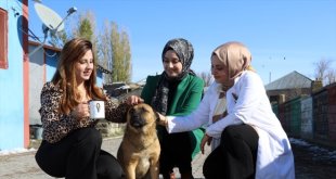 İlk görev yerleri köy okulunda çalışan 3 kadın öğretmen sınıflarında soba yakıp öğrencilerini karşılıyor