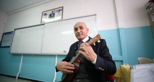 Yürüme engelli sınıf öğretmeni öğrencilerine gönüllü müzik eğitimi de veriyor