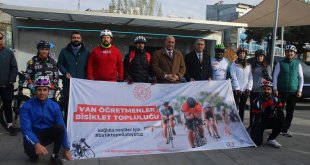Van'da öğretmenler bisikletle şehir turu attı