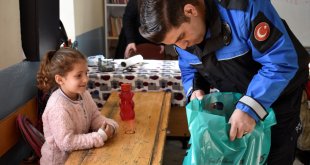 Bitlis'te jandarma ve polis ekipleri köylerdeki çocuklara hediyeler götürdü