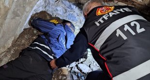 Kars'ta metruk binada sıkışan yavru köpeği itfaiye ekipleri kurtardı