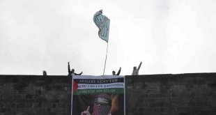 Bitlis Kalesi'ne Kassam Tugayları Sözcüsü Ebu Ubeyde'nin posteri asıldı