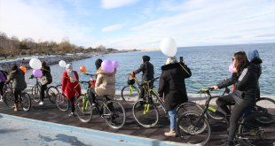 Vanlı kadınlar Gazze'de ölen kadınlar için gökyüzüne balon bıraktı