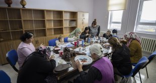 Kadınlar, Tunceli'ye özgü motiflerle süsledikleri hediyelik eşyalardan kazanç sağlıyor