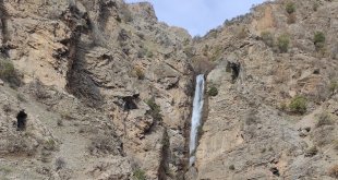 Van'daki Celkan Şelalesi her mevsimde doğaseverlere ev sahipliği yapıyor