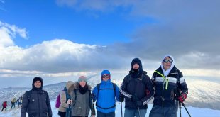 Van Gölü aktivistleri Pamuk Dağı'nda Filistin bayrağı açtı