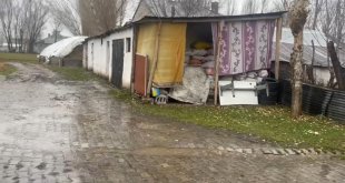 Ağrı'da fırtına hayatı durdurdu