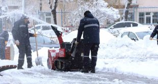 Erzurum'da karla mücadele hız kesmiyor