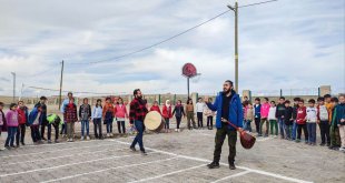 Müzik öğretmeni, köy çocuklarını müzikle buluşturuyor