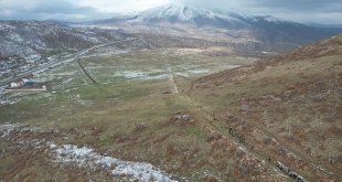 Bingöl'de üniversite öğrencileri 2 bin rakımlı dağın zirvesine tırmandı