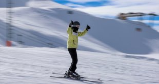 Sezona başlayan Palandöken ilk günden kayakseverlerle doldu