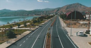 Tatvan'da yollar parke taşı ve asfalt ile yenileniyor