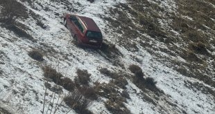 Erzurum'da yoldan çıkan otomobildeki 2 kişi yaralandı