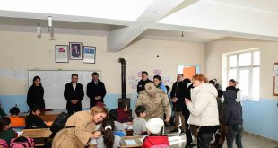 Çatak'ta öğrencilere mont ve kırtasiye yardımı yapıldı