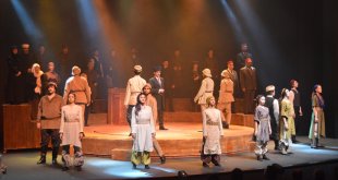 Erzurum'da 'Cumhuriyete Doğru' tiyatro oyunu sahnelendi