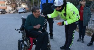 Elazığ'da bedensel engelliye hayırseverden akülü tekerlekli sandalye desteği