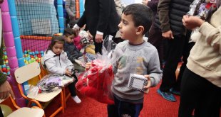 Iğdır'da özel öğrenciler yaptıkları oyuncaklarla çocukları mutlu etti
