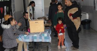 Kars'ta öğrenciler Filistinli çocuklar için kermes düzenledi