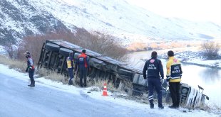 Ağrı'da şarampole devrilen tırın sürücüsü öldü