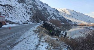 Ağrı'da devrilen tırın sürücüsü hayatını kaybetti