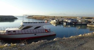 Van Gölü'nde sular çekilince, balıkçı tekneleri limanda mahsur kaldı