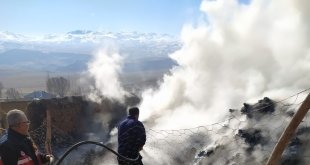 Başkale'de ot yangını 3 bin 500 bağ ot kül oldu