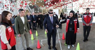 Erzincan Valisi Hamza Aydoğdu, görme engellilerin yaşantısını deneyimledi