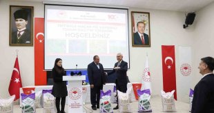 Muş'ta çiftçilere tritikale ve macar fiğ tohumu törenle dağıtıldı
