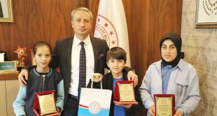 Ağrı'da 'Sözlük Tasarım' yarışmasında dereceye giren öğrencilere ödülleri verildi