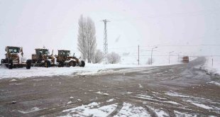 Erzincan'ın yüksek kesimlerinde kar yağışı etkili oldu