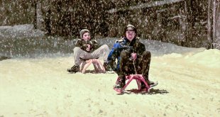 Kars'ta kar yağışının ardından çocuklar kızak ve kar topu keyfi yaşadı