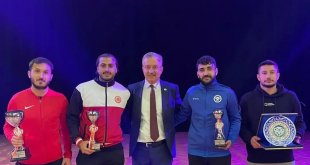 Futbol turnuvasında derece yapan sporcular ödülünü Rektör Levent'ten aldı