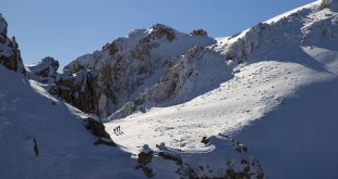 Karla kaplanan Sultan Baba Dağı kış tırmanışı için dağcıları ağırlıyor