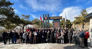 Erzurum'da 57 yıl önce yangında şehit olan 65 asker mezarları başında anıldı