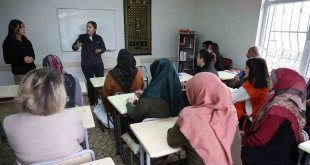 Okuma yazma kursundaki kadınlara 'KADES' semineri