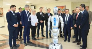 Turgut Özal Tıp Merkezi'nde yapay zekalı robotlar iş başında