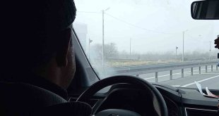 Bitlis'te yoğun sis nedeniyle sürücüler zor anlar yaşadı